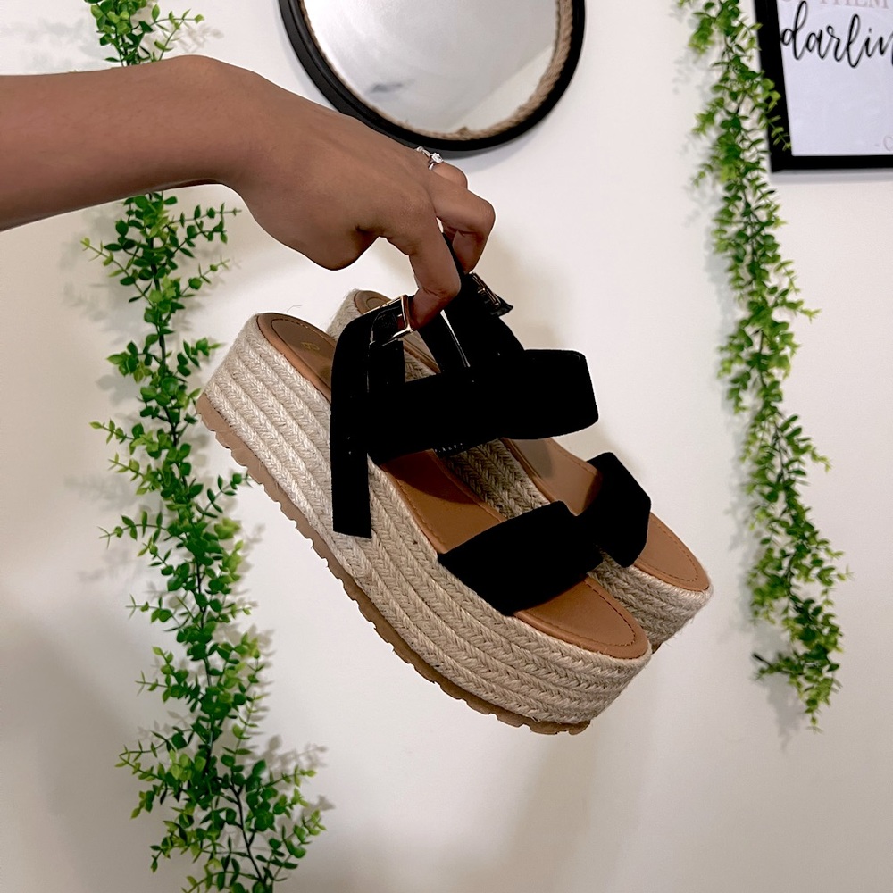 NEVER WORN! Women’s 8.5 Platform Sandals!